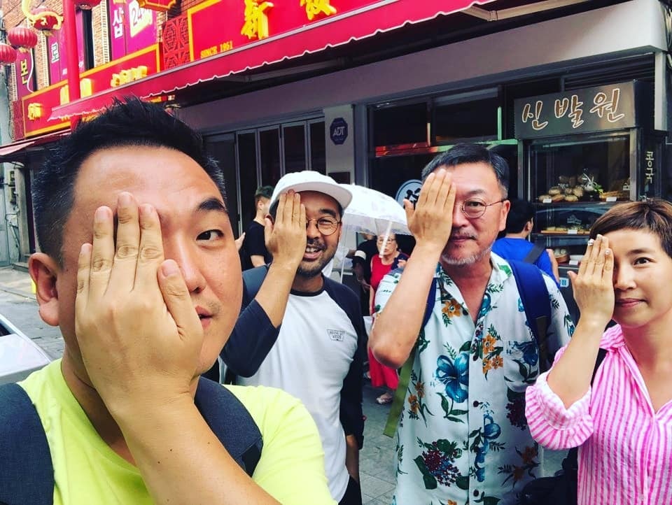「屍速列車」男星金義聖上傳與工作人員的遮眼合照聲援香港市民。 圖：擷取自金義聖臉書