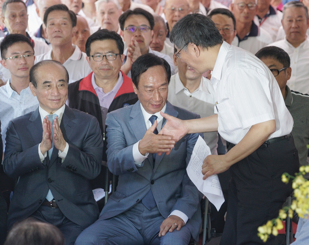 鴻海集團創辦人郭台銘、台北市長柯文哲及前立法院長王金平3人今天823首度合體。 圖：張良一/攝