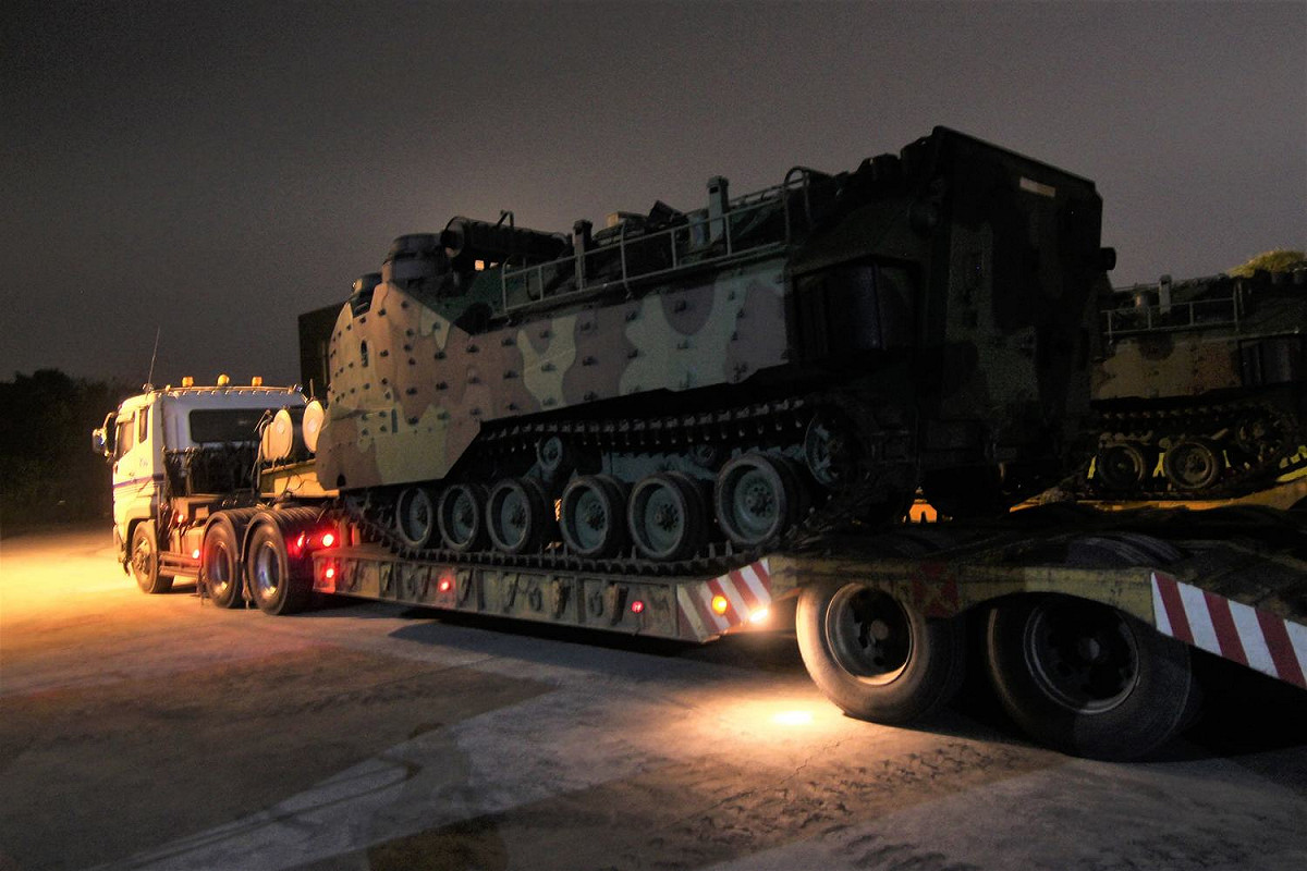 因應白鹿颱風來襲，國防部訓令出動AAV7兩棲突擊車，提前預置兵力防(救)災。 圖：翻攝中華民國海軍臉書