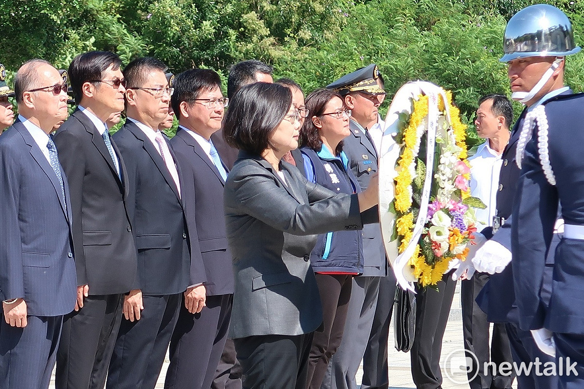 總統蔡英文向八二三陣亡官兵獻花。 圖：林朝億/攝