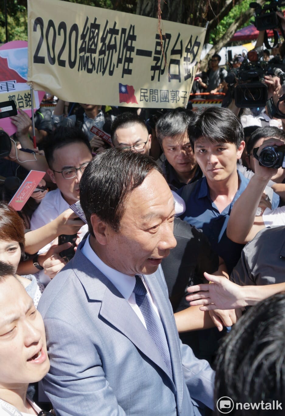 支持者高舉「2020總統唯一支持郭台銘」，但現場也有民眾大喊「支持韓國瑜」。 圖：張良一 / 攝