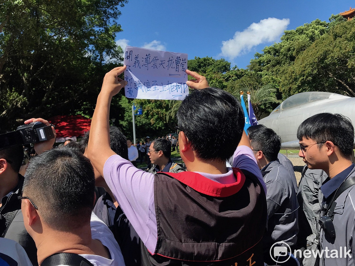 國民黨市議員吳世正高舉抗議標語。 圖：周煊惠 / 攝
