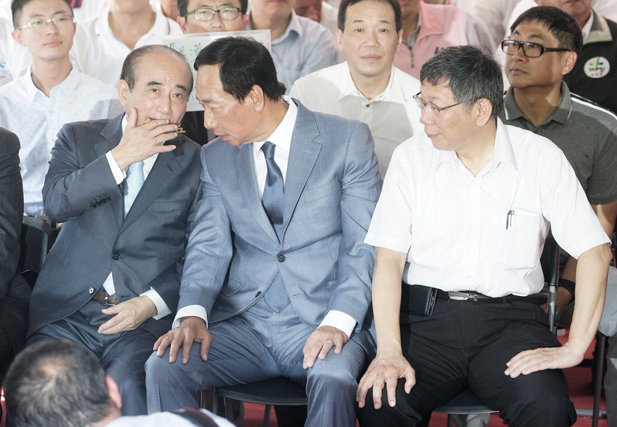 王金平與郭台銘交頭接耳，柯文哲在旁邊觀看。 圖：張良一/攝（新頭殼資料照）