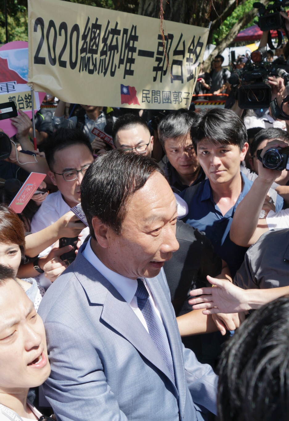 郭台銘支持者相隨力挺，高舉「2020總統唯一郭台銘」布條。 圖：張良一/攝