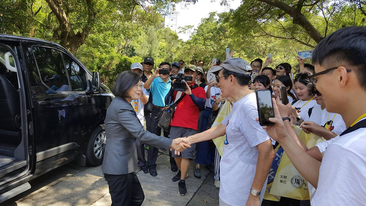 蔡總統與馬前總統在金門巧遇，雙方握手寒暄。 圖 : 翻攝自馬英九臉書