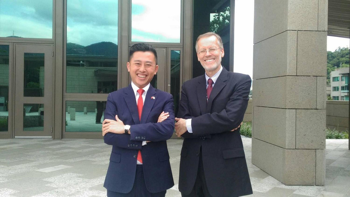 林智堅、酈英傑兩人面對鏡頭時大方擺姿勢，互動十分自然。 圖：取自林智堅臉書