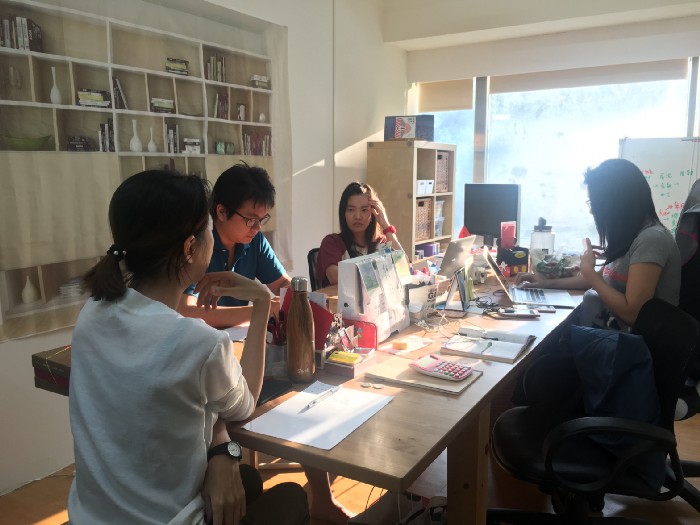 建立嚴謹一致的篩選師傅條件，是 PULO 維持施工品質、避免糾紛的第一防線。圖片為起家 PULO 團隊成員每日商討如何優化平台體驗的樣貌。由左前至右為 PULO 工程師王雅莉、工程師劉釗誠、客服劉晏如、市場開發黃美瑄。 圖：起家 PULO／提供