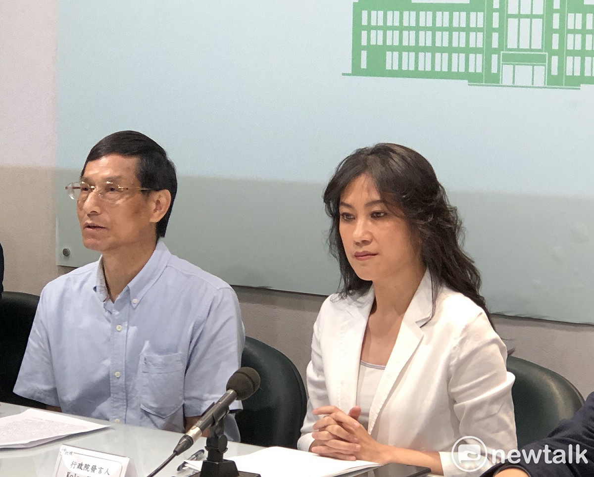 行政院發言人Kolas Yotaka（右）表示，大法官的釋憲結果證明，基於公共意義，軍公教年改有其必要性。左為主導年改的政委林萬億。 圖：謝莉慧/攝