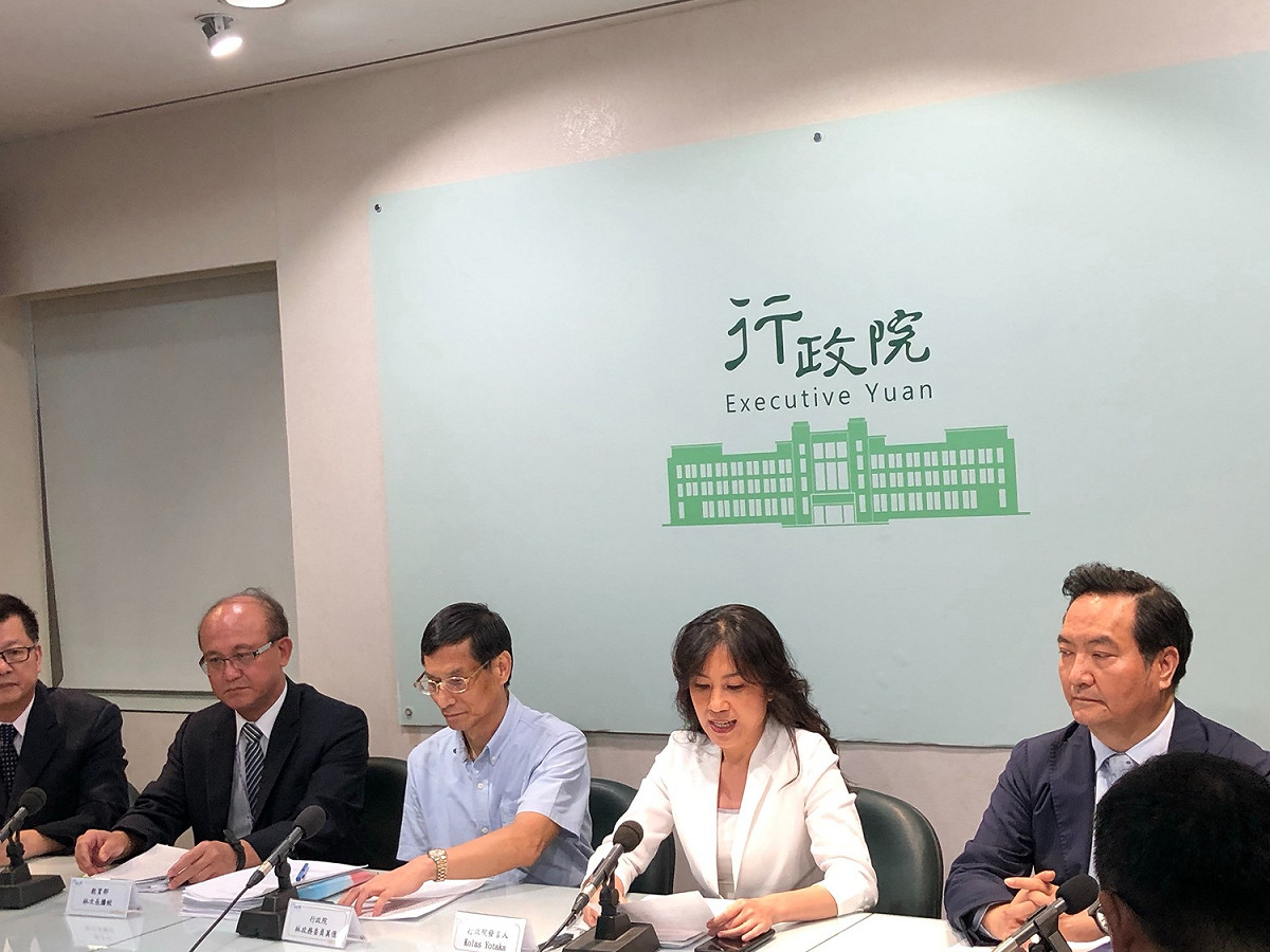 在司法院大法官軍公教年改釋憲案結果公布後，行政院傍晚由發言人Kolas Yotaka主持，政委林萬億和另一位政務委員羅秉成，以及教育部次長林騰蛟、退輔會主秘楊駕人與國防部白捷隆司長召開記者會對外說明回應。 圖：謝莉慧/攝
