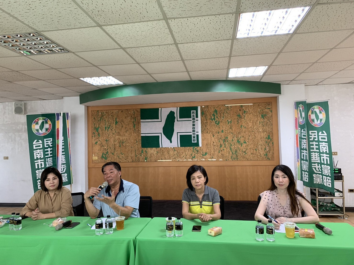 蔡英文總統台南競選總部辦公室主任潘新傳隨即與立委葉宜津、立委候選人賴惠員偕同各級地方幹部，召集地方幹部籌備台南市第一選區組織會議。 圖：黃博郎/攝