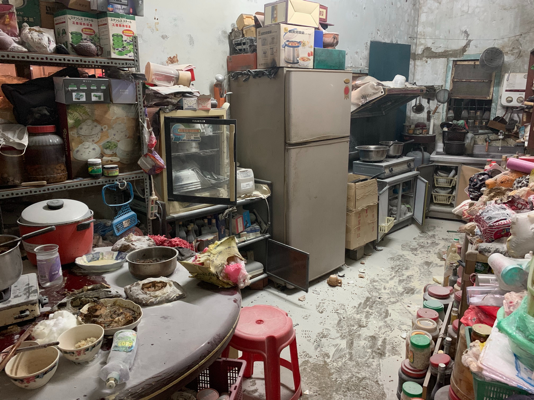 嘉義縣民雄鄉一間瓦斯行22日晚間疑似住戶烹煮食物時發生瓦斯氣爆意外，共有7人遭灼傷。 23日下午社會局前往醫院探視關心，圖為廚房發生氣爆景象。 圖:嘉義縣消防局/提供