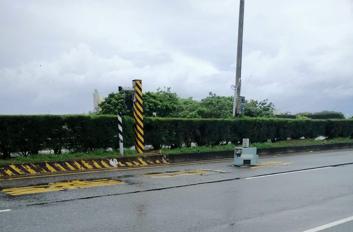 今（24）日清晨7時許有民眾發現，台東中華大橋北端的一台測速照相機被強風吹斷，掉落在馬路中間滾動。 圖：翻攝 Jordan Lee臉書