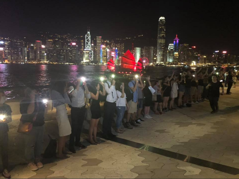 參加香港之路香港市民，以和平的方式，盼政府正視反送中5大訴求。 圖：翻攝桑普臉書