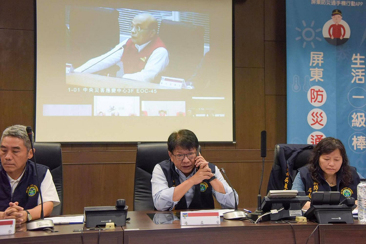 屏東縣長潘孟安24日一早與行政院長蘇貞昌視訊報告防災。 圖：翻攝潘孟安臉書