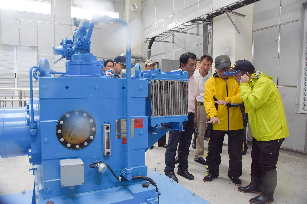 屏東縣長潘孟安一早奔赴沿海低漥易淹的佳冬、林邊及南州鄉視察防洪設施。 圖：翻攝潘孟安臉書