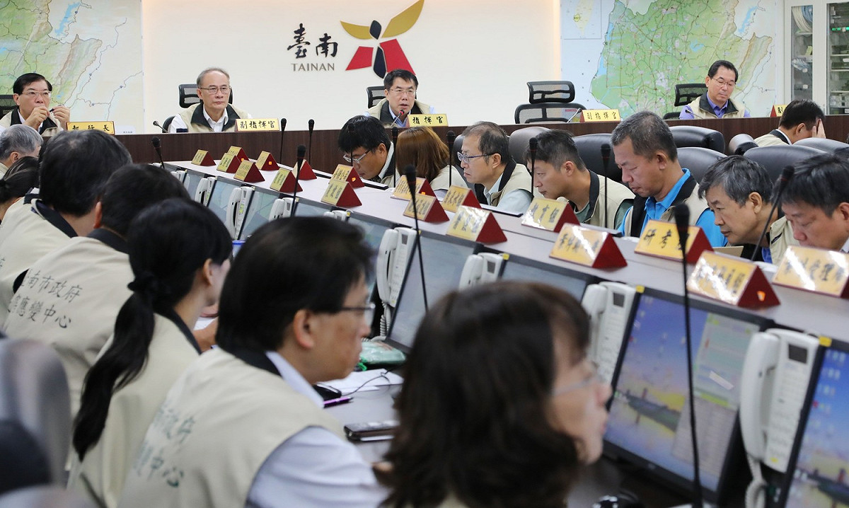 白鹿颱風可能對南台灣造成嚴重威脅，台南市政府嚴陣以待，災害應變中心已提升為一級開設，由市長黃偉哲坐鎮指揮。 圖：台南市政府提供