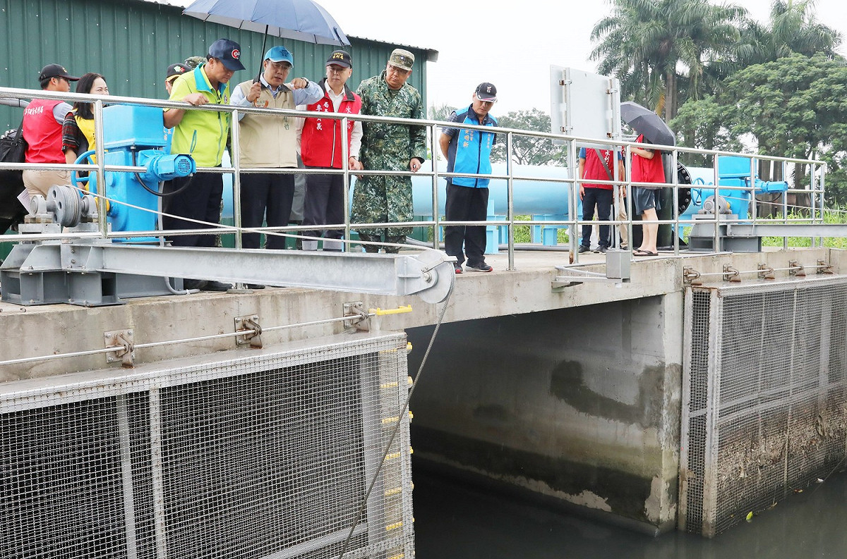 黃偉哲視察各地排水設施，了解整備情況。 圖：台南市政府提供
