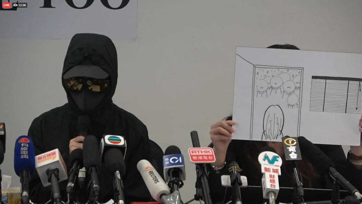 呂小姐出席記者會時，戴著墨鏡、口罩，全身黑裝，指控在警署羈留期間對她濫權凌辱。 圖：翻攝自民間人權陣線