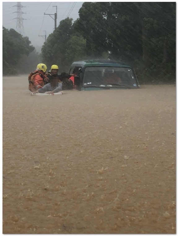 台東縣鹿野鄉五十戶路大積水，水深逾半輛車高。 圖：翻攝回添史臉書
