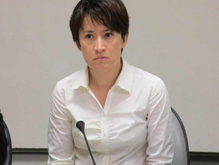 民進黨立委蕭美琴跟上流行，用中英文提醒民眾防颱。 圖：翻攝維基百科