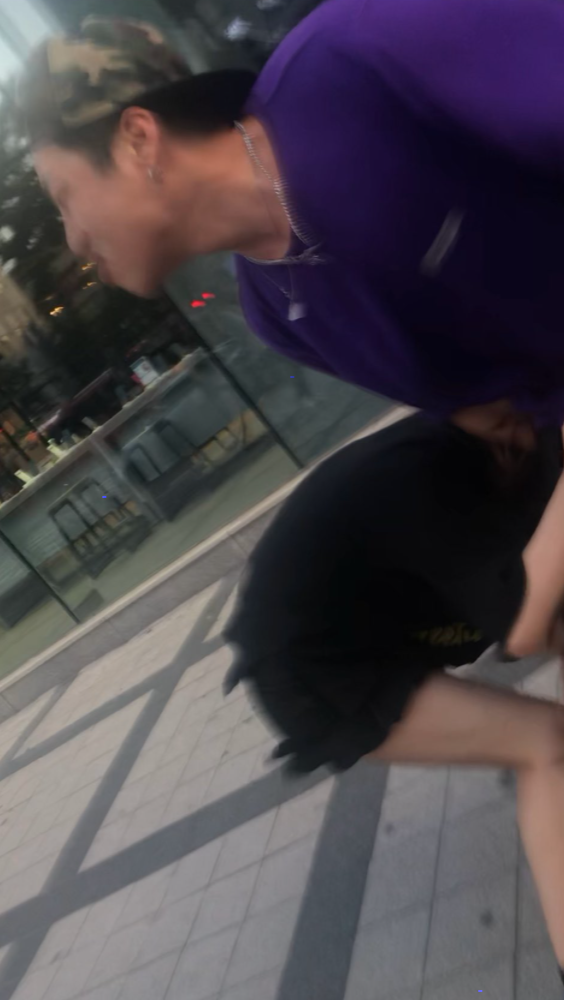 身著紫色上衣的韓國男子因搭訕遭拒，當街對日本女子Miyurin「扯髮狠踹」。 圖：翻攝自@miyurindarukoro/twitter