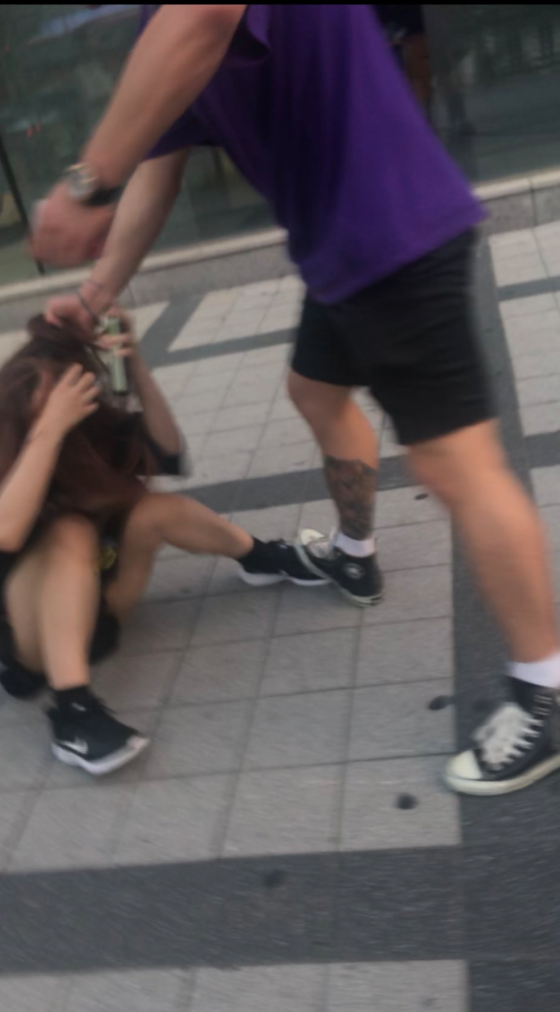 Miyurin已被打到跌坐在地，韓國男子依然不停手，繼續對女子拳打腳踢。 圖：翻攝自@miyurindarukoro/twitter