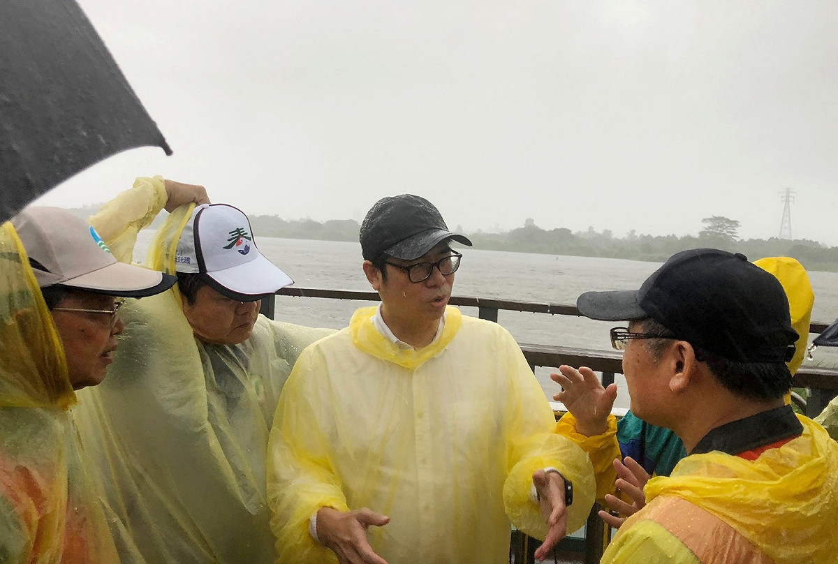 行政院副院長陳其邁直奔屏東視察防洪、排水。 圖：翻攝陳其邁 Chen Chi-Mai臉書