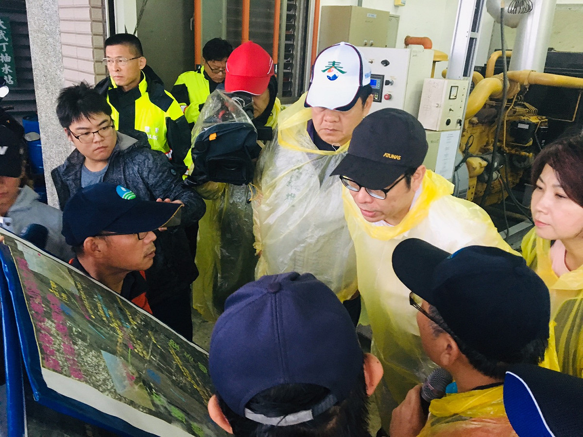 行政院副院長陳其邁直奔屏東視察防洪、排水。 圖：翻攝陳其邁 Chen Chi-Mai臉書