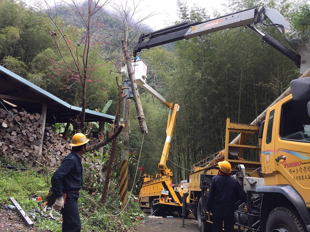 白鹿颱風來襲，造成嘉義縣山區電力中斷，台電人員冒雨搶修。 圖：台電/提供