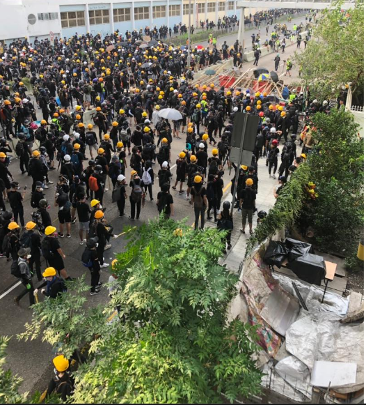 在警民未爆發衝突時，示威者參加遊行的情況。 圖：翻攝桑普臉書