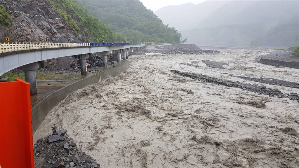 因應颱風白鹿來襲和豪雨影響，高雄山區台20線、台27線和台29線等部分路段將自24日晚間8時起實施預警性封閉，提醒用路人非必要請避免進入山區道路，確保自身安全。 圖：公路總局第三區養護工程處提供