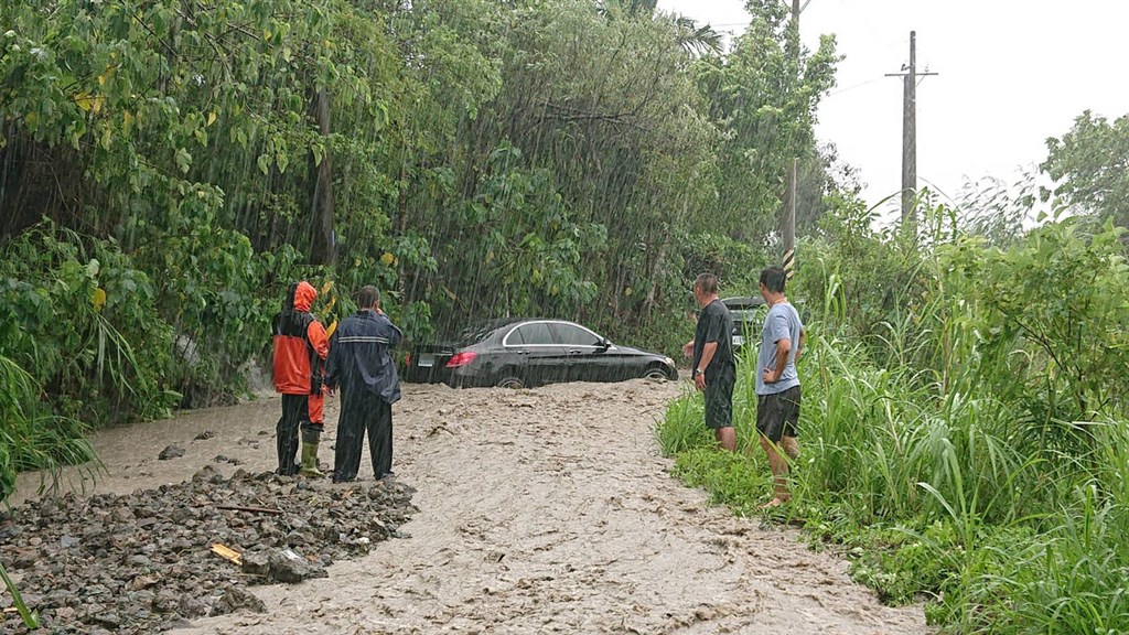 輕颱白鹿來襲，24日上午有14名遊客冒雨前往花蓮富里鄉六十石山賞金針花，下山遇路面積水不敢前行，消防人員派20名人力上山救援脫困。 圖：花蓮縣消防局提供