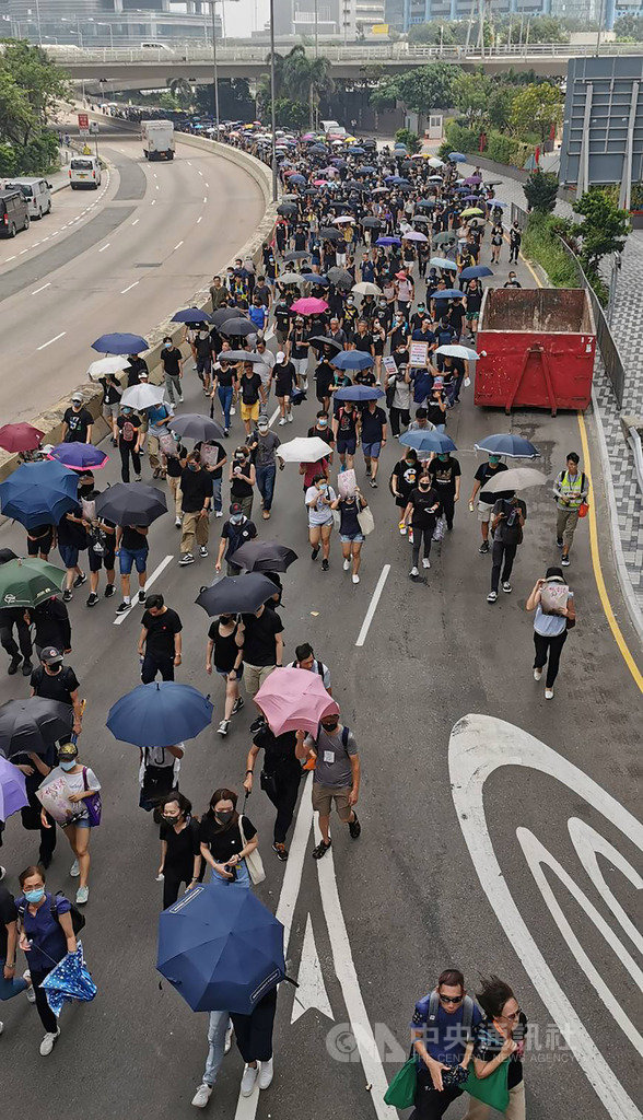 香港24日下午又有反對修訂逃犯條例遊行，地點在九龍觀塘，目的是要求港府回應反送中運動的5大訴求，包括撤回相關修訂草案。 圖：中央社提供。