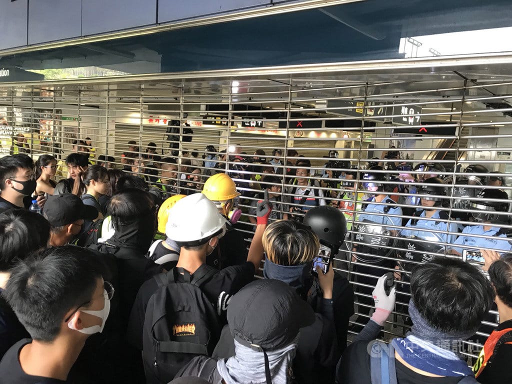 香港24日下午又有反送中遊行，為了安全起見，香港鐵路公司自中午12時暫時封閉觀塘線部分路段，以免地鐵站受到波及，但因此引起民眾抗議，圖為觀塘站a出口。 圖：中央社提供。