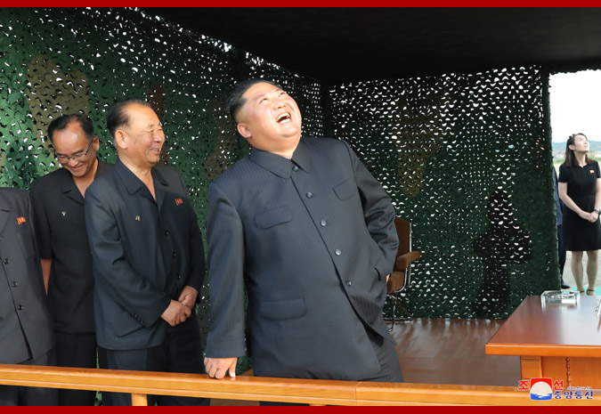 北韓領袖金正恩昨天視導「超大型多管火箭發射器」試射。 圖/翻攝自KCNA