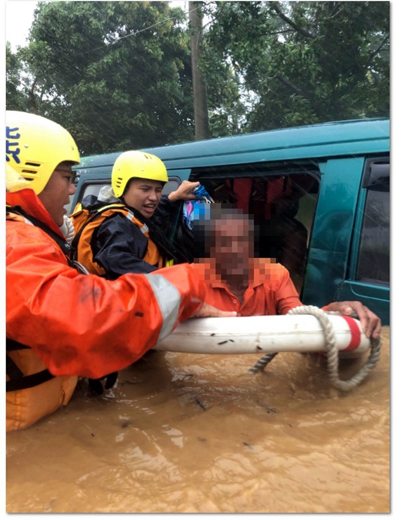 台東地區因颱風白鹿來襲降下大雨，24日下午鹿野鄉五十戶路社區道路嚴重積水，一輛廂型車闖入誤闖導致進退兩難，車內3男1女趕緊打電話求救，台東縣消防局延平分隊立即趕往救援，協助4人平安脫困。 圖/台東縣消防局提供