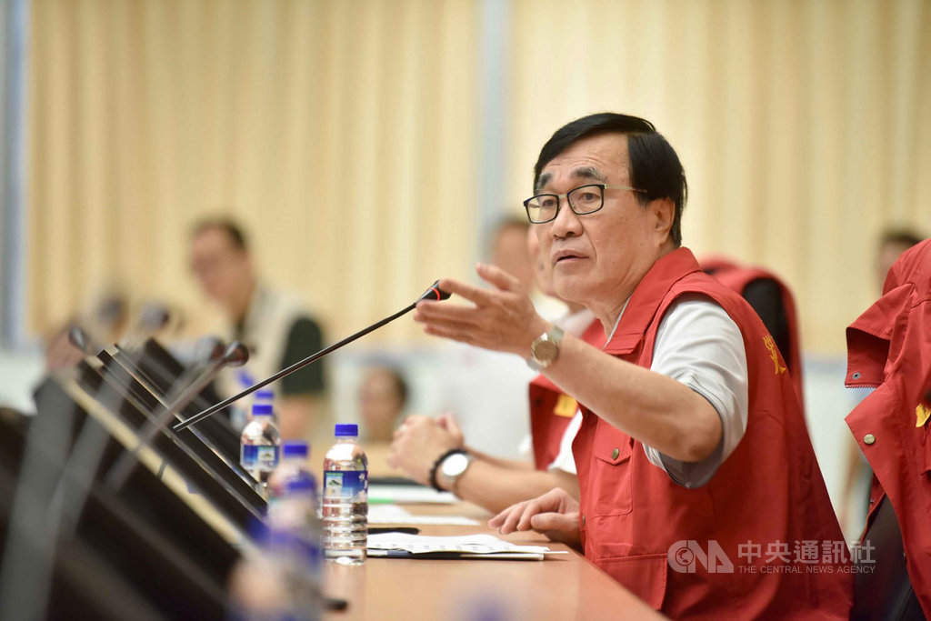白鹿颱風對高雄造成的災損以路樹倒塌為主，高雄市副市長李四川25日主持應變中心工作會議，指示路樹倒塌等相關市容復原加速於中午完成。 圖/高雄市政府提供