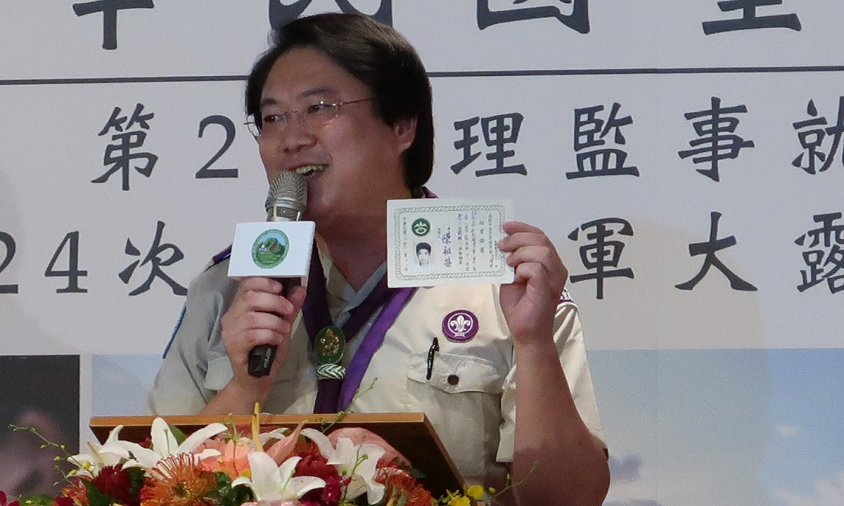 林右昌出示當年童軍受訓結業證書。 圖：林朝億/攝