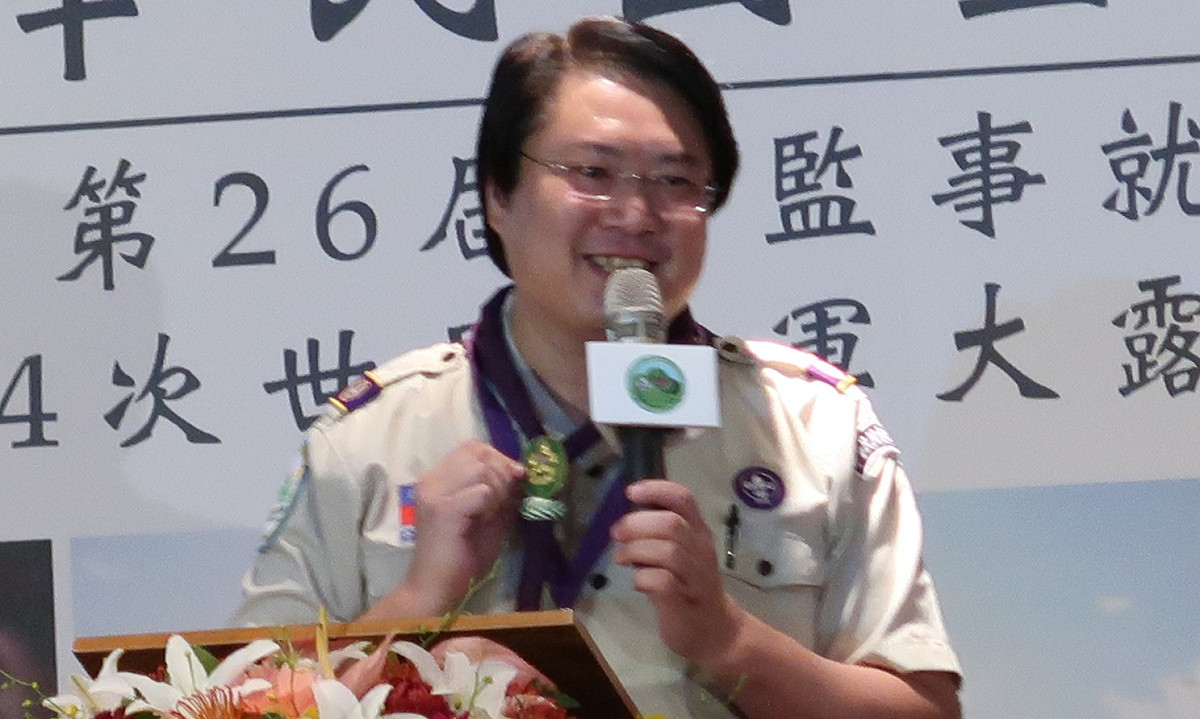 林右昌出示當年童軍第一個領圈。 圖：林朝億/攝