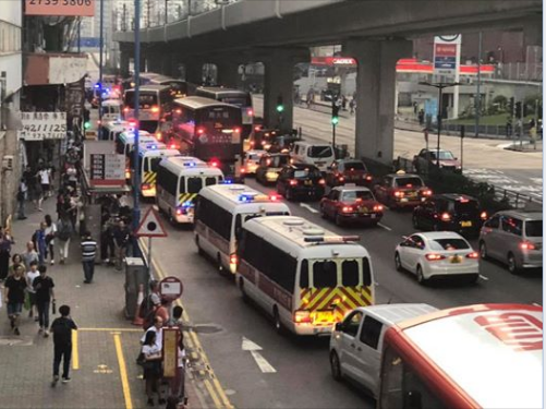 24日的觀塘遊行，多次爆發警民衝突，港警出動多台警車。 圖：翻攝桑普臉書