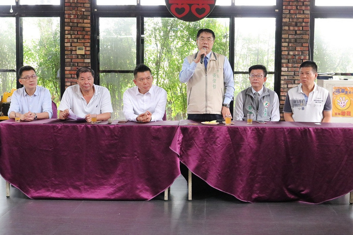 蔡英文台南競選總部主委黃偉哲會同立委郭國文等人在善化召集立委第二選區地方組織會議。（黃博郎攝）