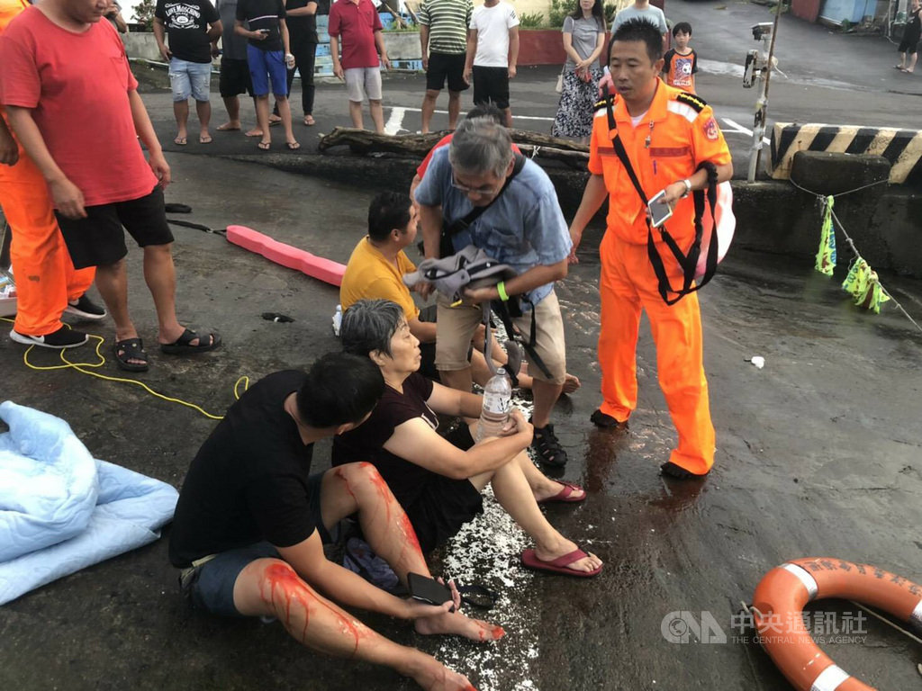 屏東墾丁紅柴坑25日發生一輛載著9人的休旅車疑似故障滑入海裡，1分鐘車子沒入海中，當地居民與海巡人員立即跳入海裡救援，9人全被救起送醫，只受輕傷。 圖：海巡署南部分署提供