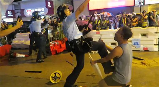 港警怒踹民眾。 圖：翻攝自SocREC 社會記錄頻道臉書