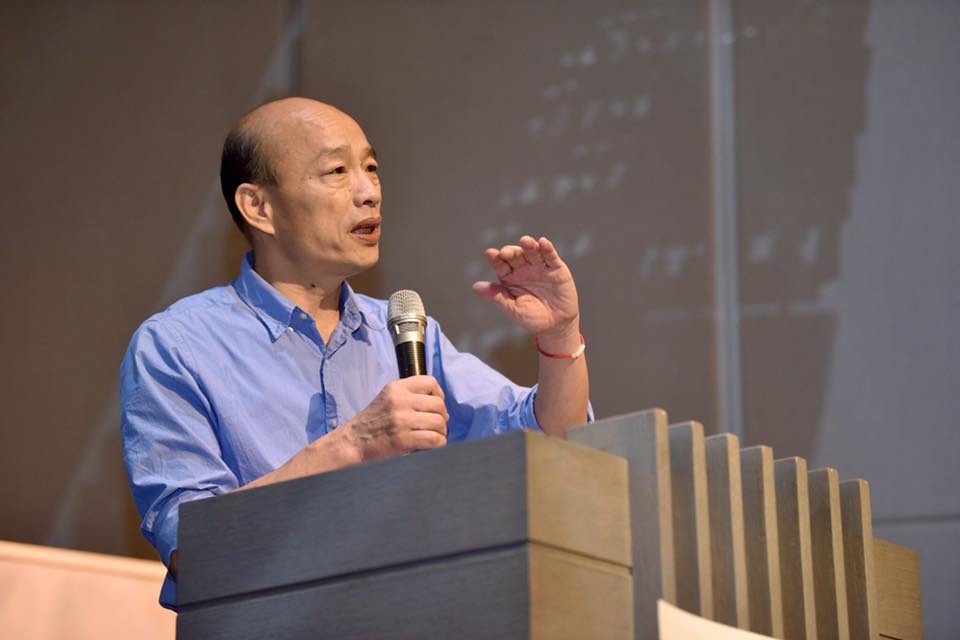 國民黨總統參選人韓國瑜日前在出席美國商會午宴時，以中英文夾雜的「晶晶體」發表演講，讓大家紛紛質疑他的英文程度。 圖：翻攝自韓國瑜臉書
