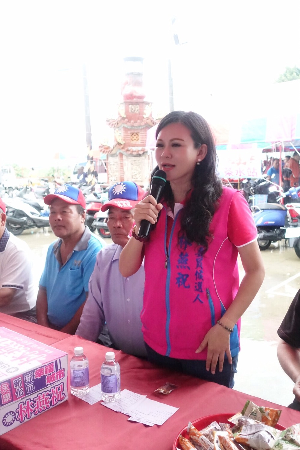 台南市第四選區國民黨立委候選人林燕祝在新化家鄉的崙頂福德祠舉辦茶餅會。 圖：林燕祝/提供