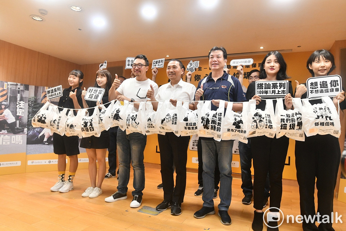 新北市環保兩用袋限量400萬個，共有3系列，將自今年9月起陸續在新北市內統一、全家、萊爾富、OK超商等4大連鎖超商上市。 圖：林昀真／攝