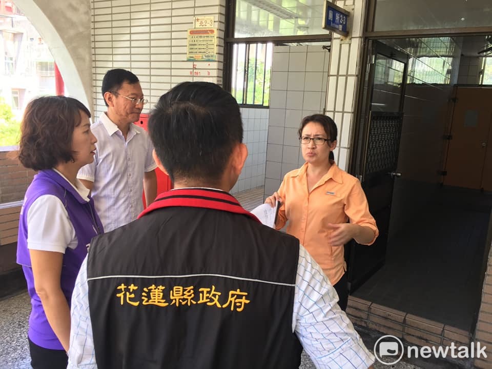 蕭美琴會勘花蓮市等五所學校廁所。 圖 : 林裕勳/攝
