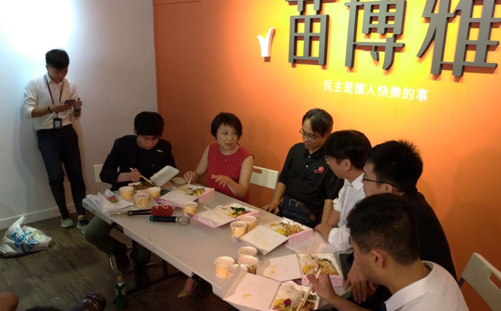時代力量與社民黨進行便當會。 圖:陳佩君/攝