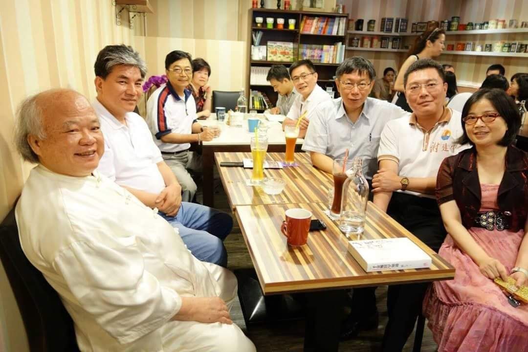 謝建平在臉書曝光柯文哲五年前與塔羅牌大師蘇仁宗聚會照片，證實蘇也曾以撲克牌幫柯算命一事。 圖／取自謝建平臉書