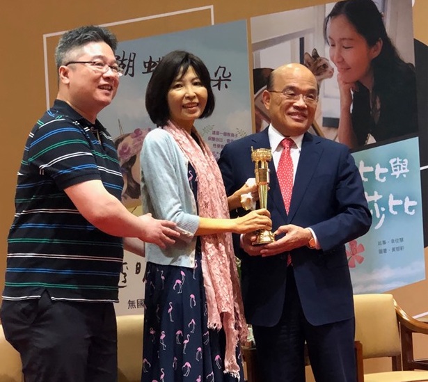 蘇貞昌在行政院提前頒發金鼎獎特別貢獻獎給幸佳慧。 圖：翻攝幸佳慧臉書